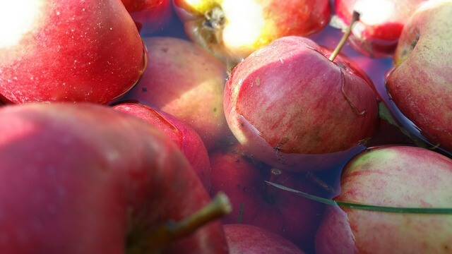 Benefits of Apple In Hindi